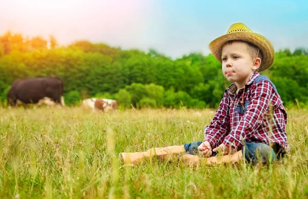 Lycklig baby cowboy i naturen — Stockfoto
