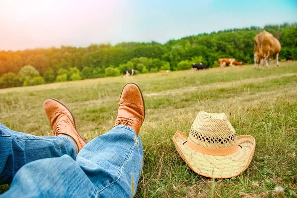 Belas mãos de pernas de um cowboy no parque na natureza — Fotografia de Stock