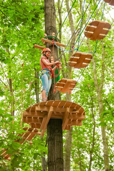 Schöne Mädchen im Park auf den Seilen erreichen Outdoor — Stockfoto