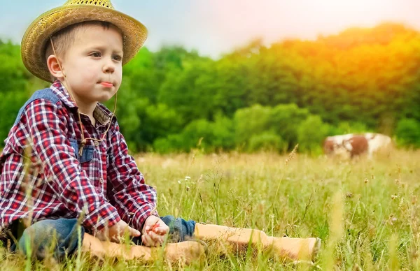 Lycklig baby cowboy i naturen — Stockfoto
