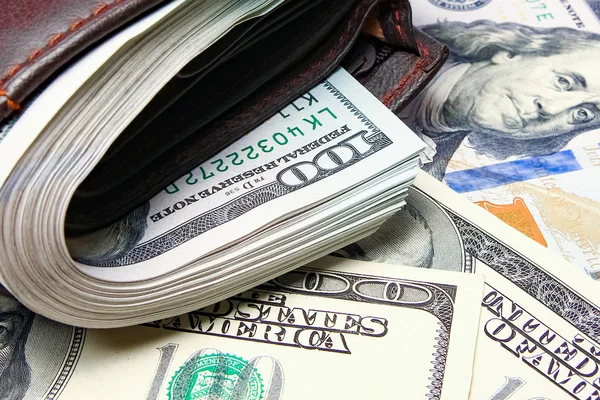 Geld dollars in portemonnee op geld achtergrond — Stockfoto