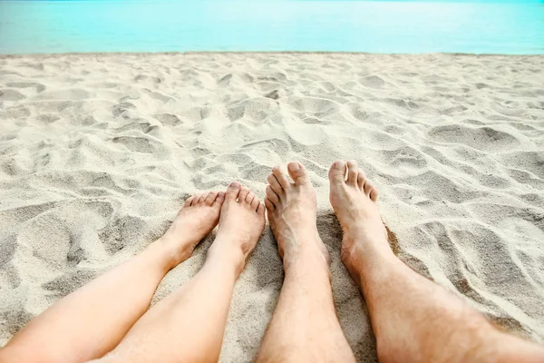 Όμορφα πόδια στην άμμο της θάλασσας greece φόντο — Φωτογραφία Αρχείου