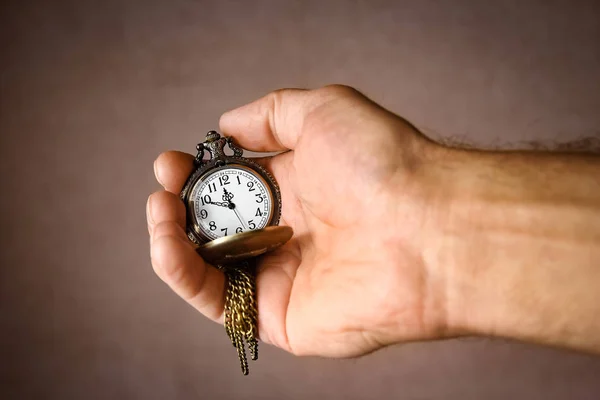 Une montre de poche dans les mains d'un homme — Photo