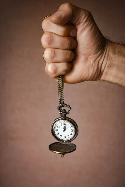 Kapesní hodinky v rukou muže, — Stock fotografie