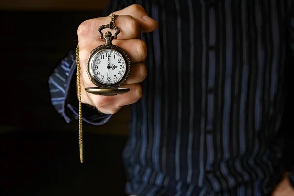 Eine Taschenuhr in den Händen eines Mannes — Stockfoto