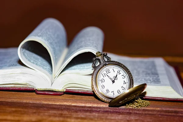 Zakhorloge met boek achtergrond — Stockfoto