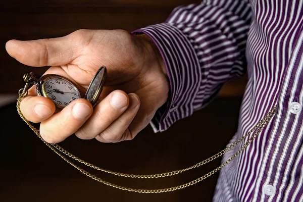 Eine Taschenuhr in den Händen eines Mannes — Stockfoto