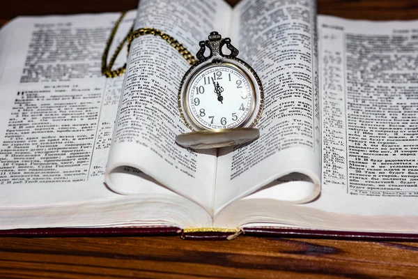 Relógio de bolso com fundo livro — Fotografia de Stock