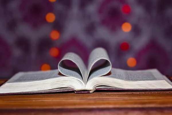 Open book with heart on background — Stock Photo, Image