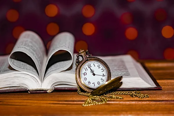 Reloj de bolsillo con fondo de libro — Foto de Stock