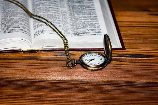 Zakhorloge met boek achtergrond — Stockfoto