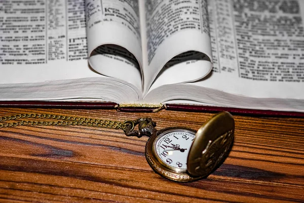 Карманные часы с фоном книги — стоковое фото