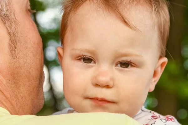 Manos Padre Feliz Hijo Naturaleza — Foto de Stock