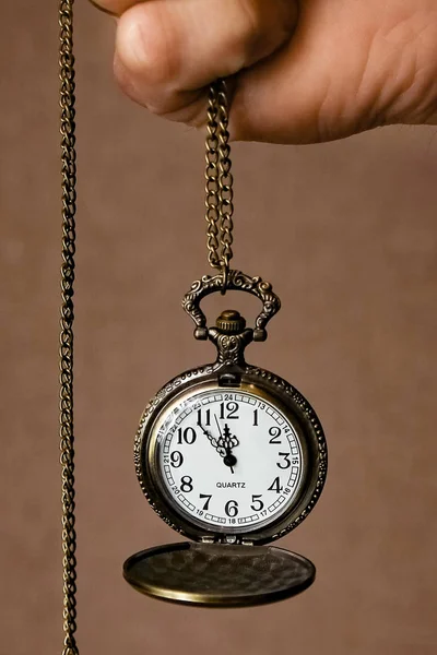 Bir adamın elinde bir cep saati. — Stok fotoğraf