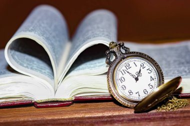 cep saati ve kitap arkaplanı
