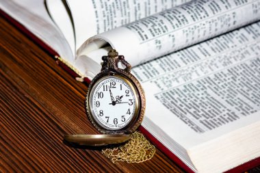 cep saati ve kitap arkaplanı