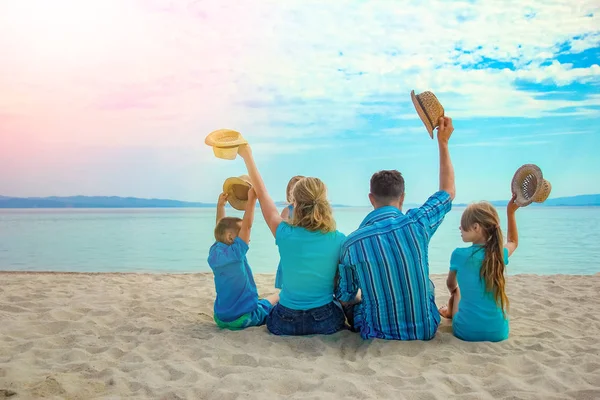Familia feliz en el mar en Grecia en el fondo de la naturaleza — Foto de Stock