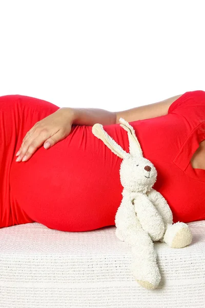 Gelukkig zwanger meisje ligt op wit achtergrond — Stockfoto