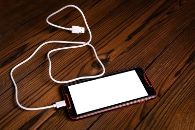 ahşap zemin üzerinde kablo ile telefon