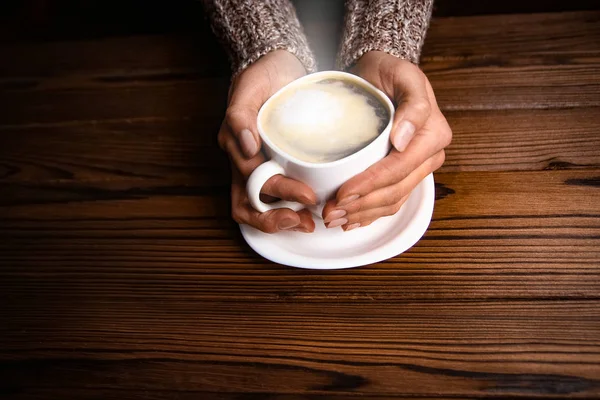 Tangan wanita dan kopi — Stok Foto