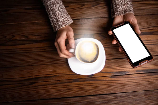 Vrouwelijke handen en koffie — Stockfoto