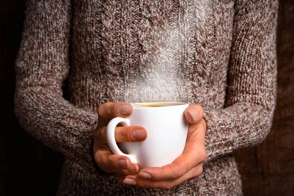 Tangan wanita dan kopi — Stok Foto