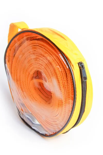 beyaz arka plandaki arabalar için halat çekme halatı