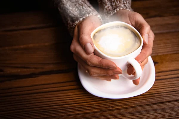 Mains féminines et café — Photo