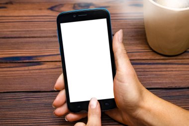 kahve ahşap arka plan üzerinde tutan eller