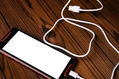 ahşap zemin üzerinde kablo ile telefon