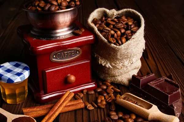 Coffee grinder and coffee — Stock Photo, Image