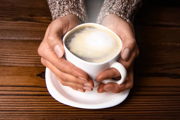 Tangan wanita dan kopi — Stok Foto