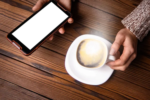 Vrouwelijke handen en koffie — Stockfoto