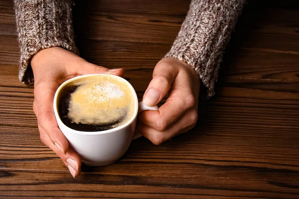 Tangan wanita dan kopi — Stok Foto