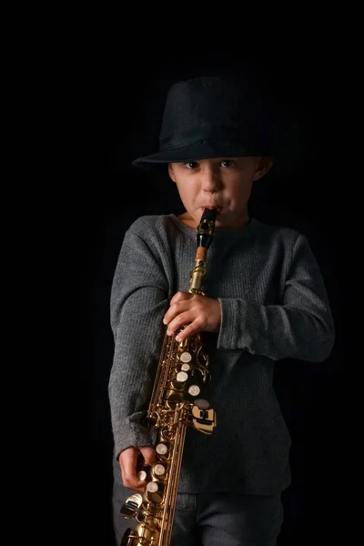 Heureux enfant joue saxophone en studio — Photo