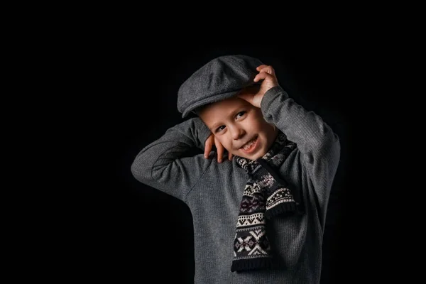 Felice tizio bambino su sfondo nero — Foto Stock