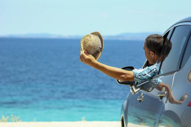 Yazın denizde araba sürücüsü