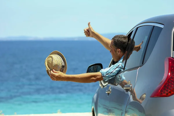 Fahrer im Auto im Sommer auf See — Stockfoto