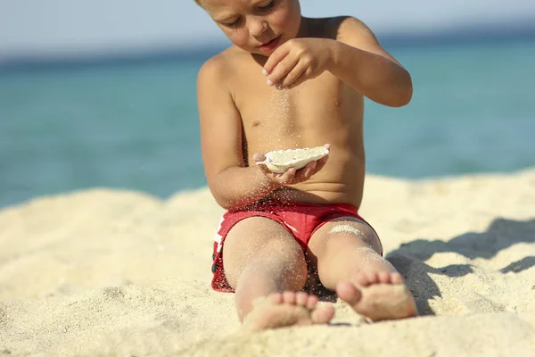Małe dziecko nad brzegiem morza na plaży — Zdjęcie stockowe