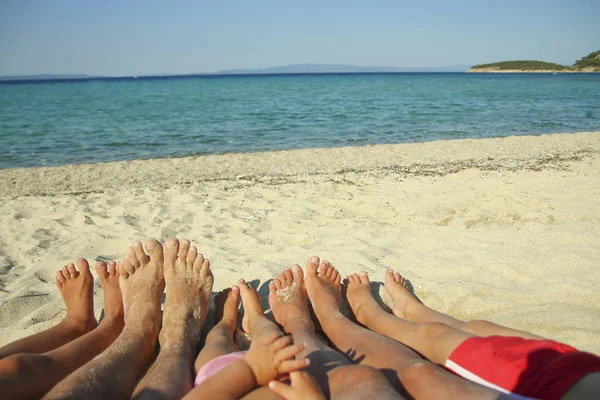 Οικογενειακά πόδια στην άμμο στην παραλία — Φωτογραφία Αρχείου