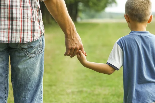 The parent holds the hand of a l child — Stock Photo, Image