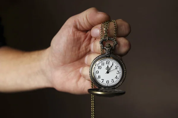 Eine Taschenuhr in den Händen eines Mannes — Stockfoto