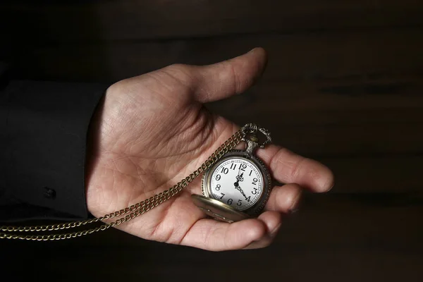 Zegarek kieszonkowy w rękach mężczyzny — Zdjęcie stockowe