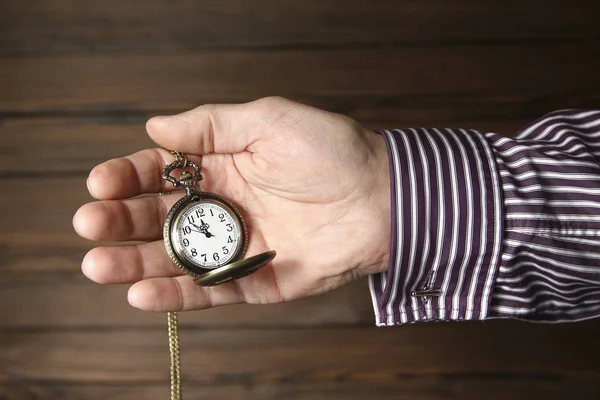 Кишеньковий годинник в руках чоловіка — стокове фото