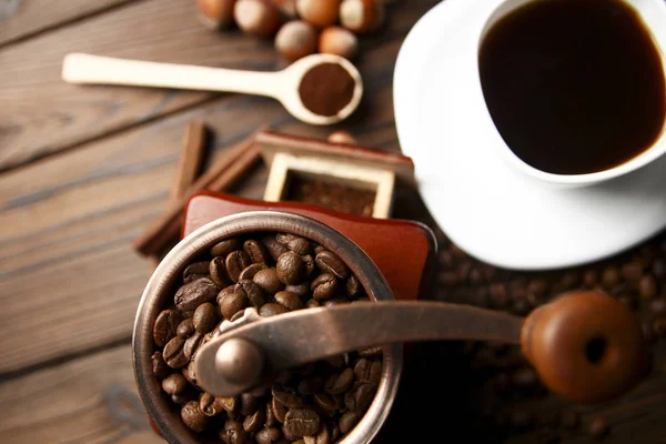 Coffee grinder and coffee — Stock Photo, Image