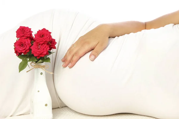 Zwangere vrouw op een witte achtergrond — Stockfoto