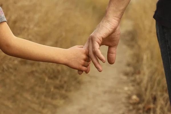 Parent tient la main d'un petit enfant — Photo