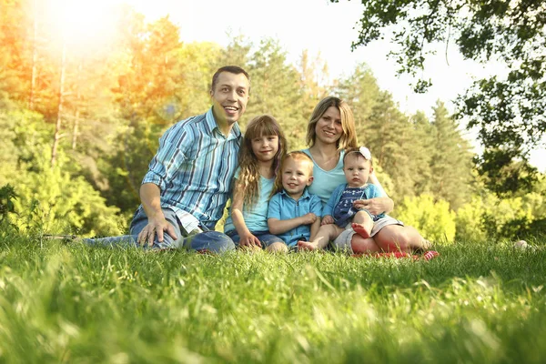 公園の外で幸せな家族 — ストック写真