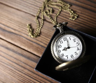 Kitap arkaplanlı bir cep saati