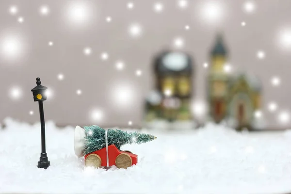 Albero di Natale su una macchina giocattolo — Foto Stock
